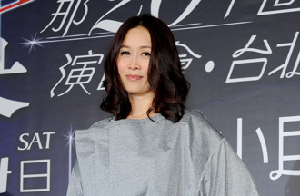 那英結婚19年疑變調？「尪十指緊扣長髮女帶回家」畫面遭瘋傳