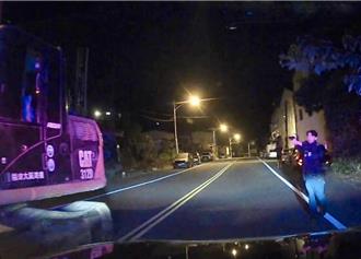 竹山男偷怪手上路拒检！挥动挖斗攻击员警 法官斥：败坏治安