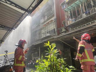 新北板橋公寓大火！ 消防急疏散搶救「毛小孩陳屍客廳」