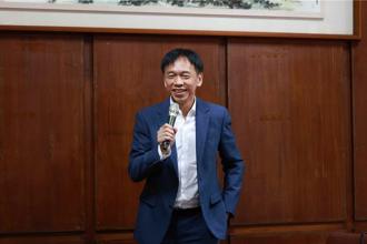 台股「多頭總司令」有新身分了！受聘東海大學任客座教授