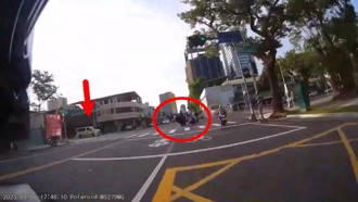 禮讓救護車慘遭追撞　高雄3機車撞一團！畫面曝光