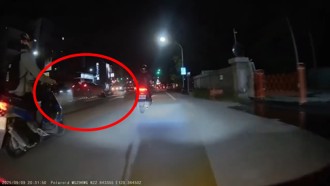 高雄轎車高速追撞重機「刮出火花」　網友直呼：蓄意謀殺！