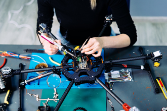 33歲女霸氣翻身！靠修無人機年賺破2千萬 一年狂修6千架