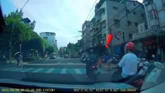 好驚險！禮讓行人過馬路 母子險遭騎士衝撞
