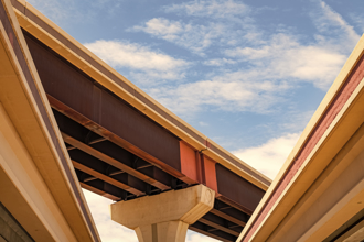 遭卡車撞出高架橋！美警員「頭下腳上」卡空中 驚險畫面曝光