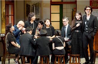 《八月，在我家》被誉教科书规格！第14个角色谢幕才登场引惊呼