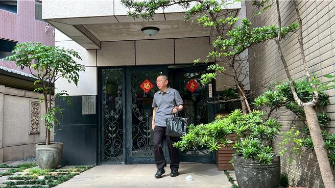 民眾党前党主席柯文哲10日一大早出门，但面对北检提抗告等问题，皆没有回应。（袁茵摄）