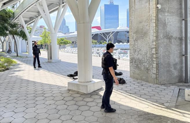 高雄流行音乐中心旁惊见男浮尸。（民眾提供）