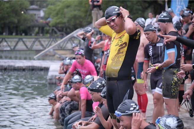花莲太平洋杯洄澜铁人三项锦标赛原预计10月11日登场，执行单位却在赛事1个月前宣布取消，虽可退费或转他场赛事，仍引起许多选手不满；图为去年赛事画面。（花莲县政府提供／罗亦晽花莲传真）