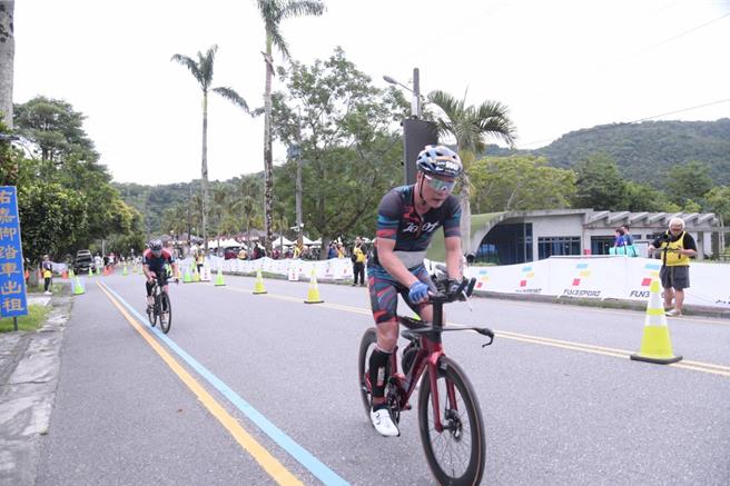 花莲太平洋杯洄澜铁人三项锦标赛原预计10月11日登场，执行单位却在赛事1个月前宣布取消，虽可退费或转他场赛事，仍引起许多选手不满；图为去年赛事画面。（花莲县政府提供／罗亦晽花莲传真）