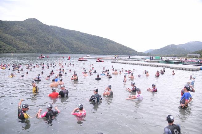 花莲太平洋杯洄澜铁人三项锦标赛原预计10月11日登场，执行单位却在赛事1个月前宣布取消，虽可退费或转他场赛事，仍引起许多选手不满；图为去年赛事画面。（花莲县政府提供／罗亦晽花莲传真）
