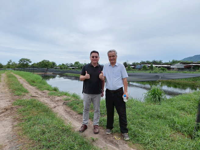 南華大學科技學院陳柏青院長(左)參訪騰達生態農業科技公司之土虱養殖池，並與葉茂生執行長(右)合影。(照片/南華大學提供)