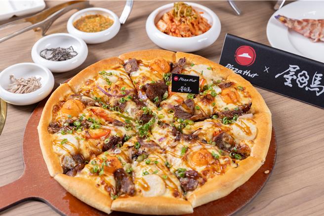 必胜客与屋马联名推「月见七盎司厚烧牛比萨」。（必胜客提供／朱世凯台北传真）