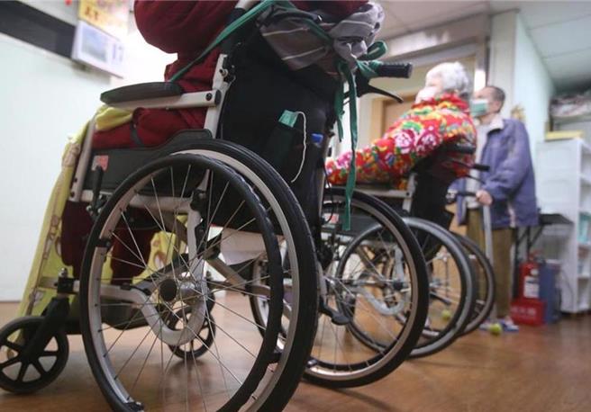 内政部10日公布最新户口统计资料，65岁以上人口数占19.72％，已经逼近世界卫生组织定义「超高龄社会」的20％。（本报资料照片）