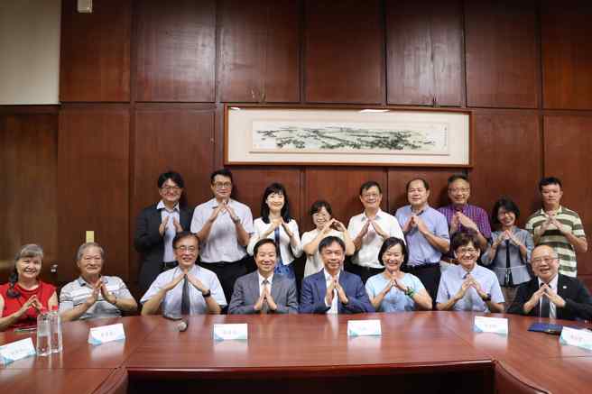 被誉为「台股多头总司令」的前国泰投信董事长张锡，于退休一个月后即宣布回到母校东海大学，受聘财务金融系客座教授。(照片/东海大学提供)