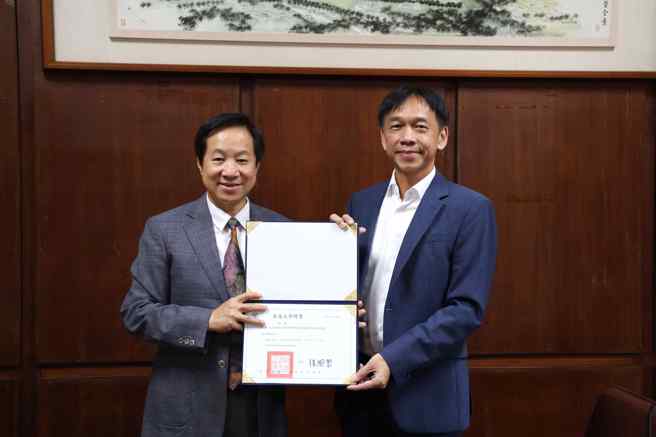 东海大学(10)日举行聘任仪式，由张国恩校长亲自颁发聘书。(照片/东海大学提供)