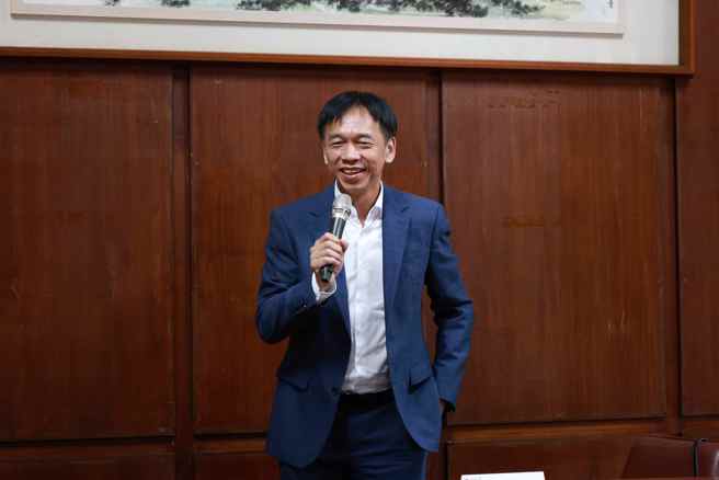 他坦言，最终选择回到母校，原因是「资产管理业最重要的是人才」，希望将多年累积的经验传承给年轻世代，让更多青年成为推动产业的生力军。(照片/东海大学提供)