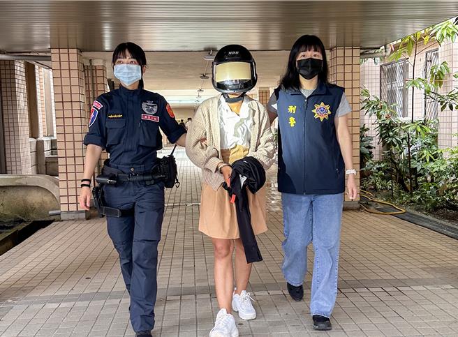 航空警察局与关务署臺北关于6月3日在桃园机场执勤时，查获27岁泰籍女子假藉来台观光，却暗中替毒品集团运毒，在她的托运行李夹层内起获26包第二级毒品大麻，毛重达15.039公斤，市价数千万元。警方侦讯后，依《毒品危害防制条例》将她移送桃园地检署侦办。（航警局提供／陈麒全桃园机场传真）