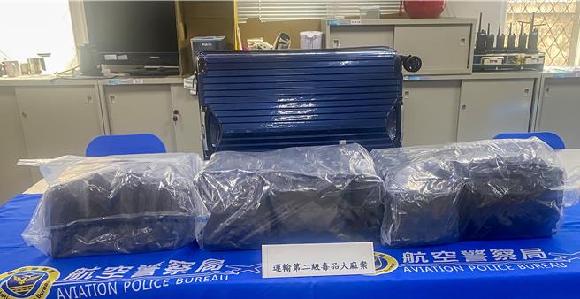 航空警察局与关务署臺北关于6月3日在桃园机场执勤时，查获27岁泰籍女子假藉来台观光，却暗中替毒品集团运毒，在她的托运行李夹层内起获26包第二级毒品大麻，毛重达15.039公斤，市价数千万元。警方侦讯后，依《毒品危害防制条例》将她移送桃园地检署侦办。（航警局提供／陈麒全桃园机场传真）