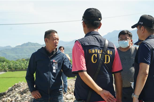 高市府持續展開不中斷「密集地毯式巡查」。張家興副秘書長今率領警察局旗山分局朱和貴副分局長、刑警與吉東派出所警員、美濃謝鶴琳區長及市府相關局處主管，稽查美濃遭盜採土石案場。（圖／經發局）