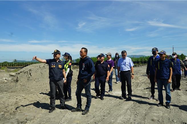 高市府持續展開不中斷「密集地毯式巡查」。張家興副秘書長今率領警察局旗山分局朱和貴副分局長、刑警與吉東派出所警員、美濃謝鶴琳區長及市府相關局處主管，稽查美濃遭盜採土石案場。（圖／經發局）