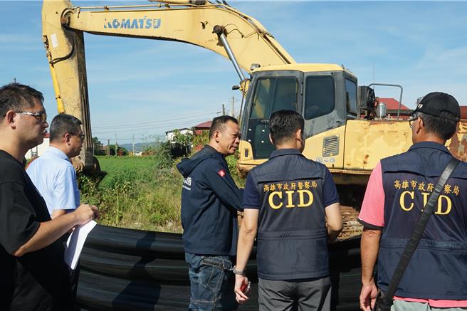 高市府持續展開不中斷「密集地毯式巡查」。張家興副秘書長今率領警察局旗山分局朱和貴副分局長、刑警與吉東派出所警員、美濃謝鶴琳區長及市府相關局處主管，稽查美濃遭盜採土石案場。（圖／經發局）