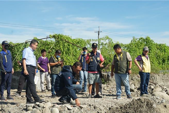 高雄市政府強調，違法盜採土石行為「嚴查嚴辦！絕不寬貸！」，將持續與檢警合作，共同查處盜採土石違法。（圖／經發局）