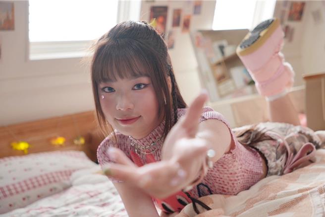 SINBY欣菲推出新歌。（品緁娛樂提供）