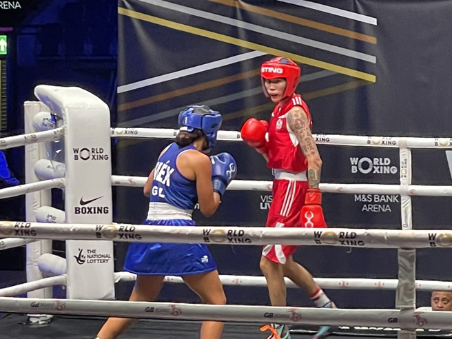 台湾拳击女将黄筱雯(右)在世锦赛击败墨西哥选手，成功晋级四强。(中华拳协秘书长彭俊铭提供)
