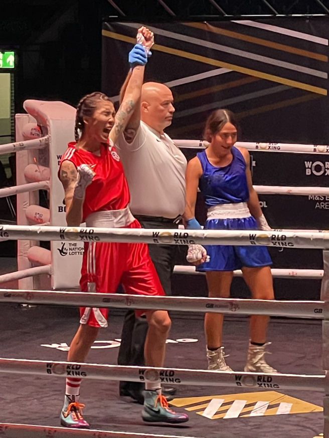 台湾拳击女将黄筱雯(左)在世锦赛击败墨西哥选手，成功晋级四强。(中华拳协秘书长彭俊铭提供)