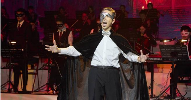 誼遠控股集團董事長陳致遠，用歌詞表達奉獻社會心情。圖為演唱《歌劇魅影》的面具妝扮。（圖／勇源基金會提供）