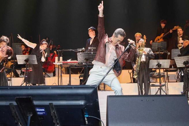 陳致遠在自辦的公益音樂會中，載歌載舞，展現演唱的熱愛。（圖／勇源基金會提供）