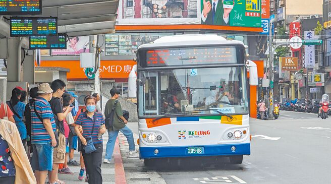 为解决基隆市营公车老旧问题，市府先向国光客运承租20辆、车龄约8年的低底盘公车，目前正在改装外观，预计10月上路。（基隆市政府提供／张志康基隆传真）