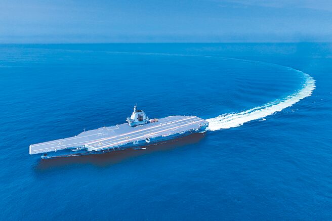 大陆海事局9日发布沪航警626/25公告，称长江口10日将有大型船舶深水航道进出口实施交通管制，外界推测是中共海军第三艘航空母舰福建号出海试验。（新华社）