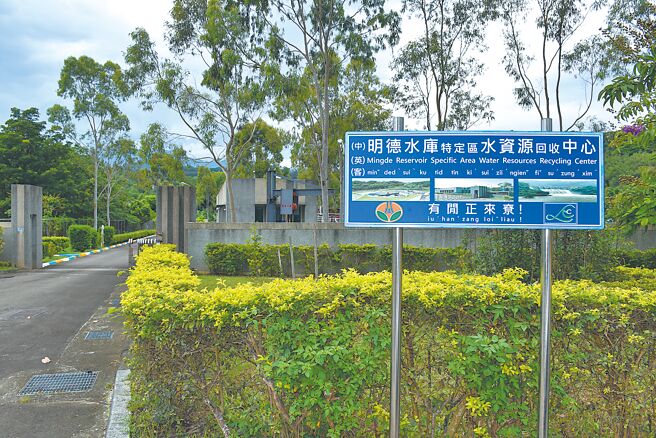 台水公司施作苗栗县鲤鱼潭水库南水北送工程，将在2026年底全线通水，头屋乡9000多住户以及苗栗市东北区域住户，过去都是依赖明德水库供水，县长锺东锦9日表示，希望苗栗市及头屋乡未来能接管使用鲤鱼潭水库用水，让民眾能使用更好的水源。（谢明俊摄）