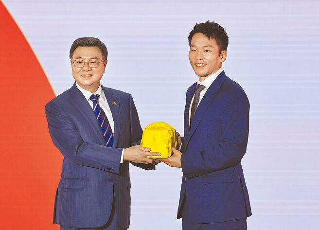 運動部9日掛牌典禮，行政院長卓榮泰（左）與部長李洋（右）在台上合影。（姚志平攝）