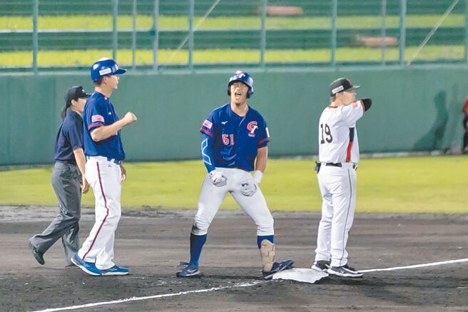 U18世界杯，中华队8棒曾圣恩（中）2局上击出1分打点三垒打后，站在垒包上激情大吼。（中华棒协提供）