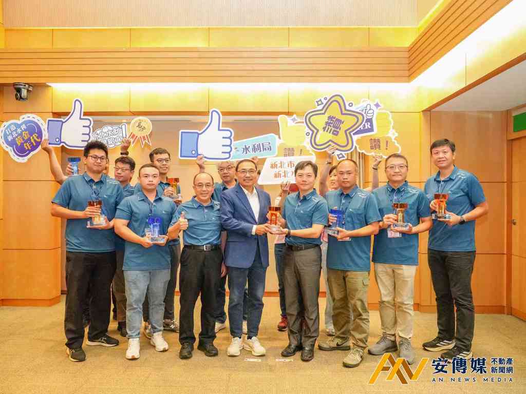 國家卓越建設獎勇奪8大獎，2025年9月10日市政會議由水利局宋德仁局長率隊將優異成果獻給市長侯友宜(圖/新北市政府)