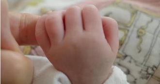 吉田榮作愛妻誕下首胎！他56歲當爸自稱「老菜鳥」　夫妻曬照報喜