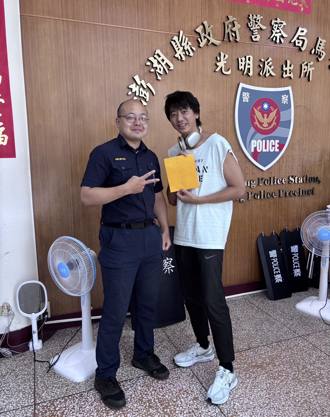 澎湖拍戲掉現金「失主是超大咖歌手」！他親赴派出所領回畫面曝