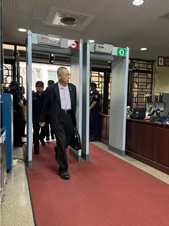 政治献金案开庭！柯文哲穿西装出庭   周榆修、木可员工作证