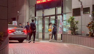 「台灣臀后」到案了！高雄總圖拍激戰片 與男戰友被帶回警局偵辦