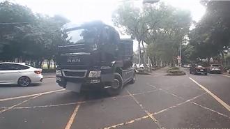 驚險畫面！聯結車拒檢狂飆林口街道作勢撞警民  警拔槍喝止仍逃逸