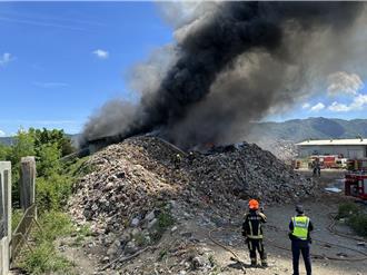 花莲吉安垃圾掩埋场资源回收区大火    浓烟衝天吓坏民眾
