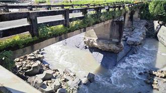 嘉縣豪雨成災 忠全橋基座掏空封閉 民權路驚現近2米深天坑