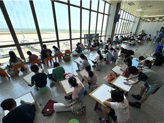 金门航空站办飞安宣导 逾百师生挥毫写生比创意