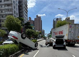 高雄恐怖连环车祸！女驾驶追撞2自小客后大翻车 受伤送医
