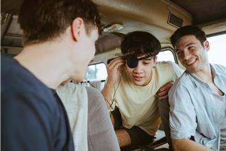 鳳小岳《陌路兄弟》男神變落魄菇農！吊嘎爆汗開貨車環島「氣到冒煙」