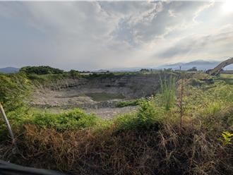 美濃農地遭挖8巨坑！溪埔社區恐水汙染　2涉案人遭羈押禁見