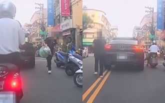 集体傻眼！保时捷突停路中央阻交通 女驾驶就为做这事